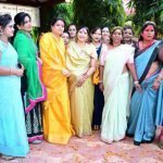 रंगोत्सव पर वोरा निवास में उमड़ा महिलाओं का हुजूम, बहनों ने उत्साह से खेली फूलों की होली, मचाई धूम