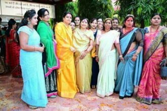 रंगोत्सव पर वोरा निवास में उमड़ा महिलाओं का हुजूम, बहनों ने उत्साह से खेली फूलों की होली, मचाई धूम