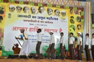 आजादी का अमृत महोत्सव चित्र प्रदर्शनी में जीवंत हो उठा बापू का दांडी मार्च