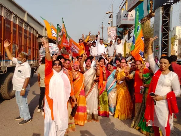 यूपी सहित चार राज्यों में भाजपा की जीत पर भिलाई भाजपा में जश्न