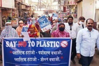 प्लास्टिक मुक्त शहर बनाने महिलाओं ने निकाली रैली, महापौर नीरज पाल के निर्देशानुसार स्वच्छता प्रभारी लक्ष्मीपति राजू ने हरी झंडी दिखाकर रैली को किया रवाना