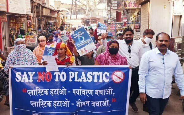 प्लास्टिक मुक्त शहर बनाने महिलाओं ने निकाली रैली, महापौर नीरज पाल के निर्देशानुसार स्वच्छता प्रभारी लक्ष्मीपति राजू ने हरी झंडी दिखाकर रैली को किया रवाना