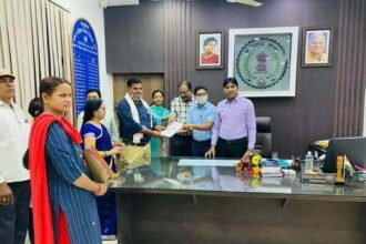 निगमायुक्त प्रकाश सर्वे ने 5 कर्मचारियों को दी पदोन्नति, सहायक राजस्व निरीक्षक के पद पर हुआ प्रमोशन