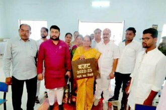 नगरीय निकाय बजट: 2022-23, चल पड़ा कका का ट्रेंड, सीएम के बाद अब महापौर भी कर रहे इस्तेमाल, बजट का ब्रांड बना गोबर का ब्रीफकेस