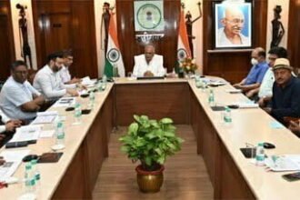 गोबर खरीदी के बाद अब गौ-मूत्र की खरीदी पर विचार कर रही भूपेश सरकार, दिये टेक्निकल कमेटी के गठन के निर्देश