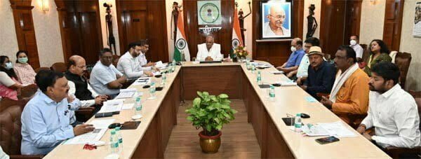 गोबर खरीदी के बाद अब गौ-मूत्र की खरीदी पर विचार कर रही भूपेश सरकार, दिये टेक्निकल कमेटी के गठन के निर्देश