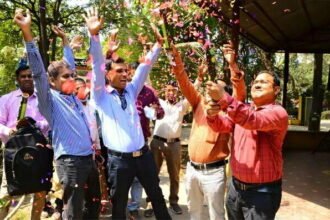 बजट में पुरानी पेंशन लागू होने से कर्मचारियों में जश्न का माहौल