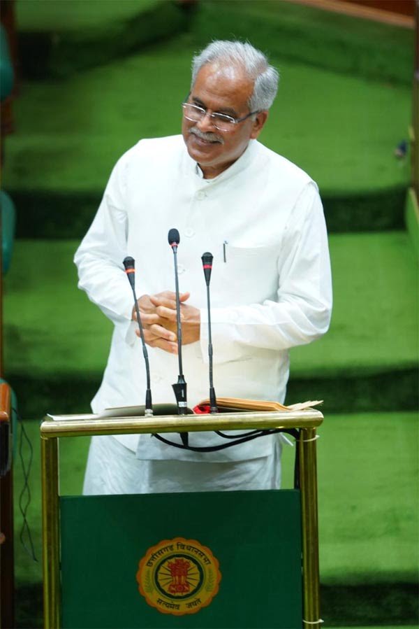 सीजी बजट 2022-23: छत्तीसगढ़ में पुरानी पेंशन बहाल, सीएम भूपेश बघेल का एलान, गोबर के बस्ते में पेश किया बजट