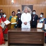 मुख्यमंत्री भूपेश बघेल ने गोबर से बजट ब्रीफकेस बनाने वाली दीदियों को किया सम्मानित