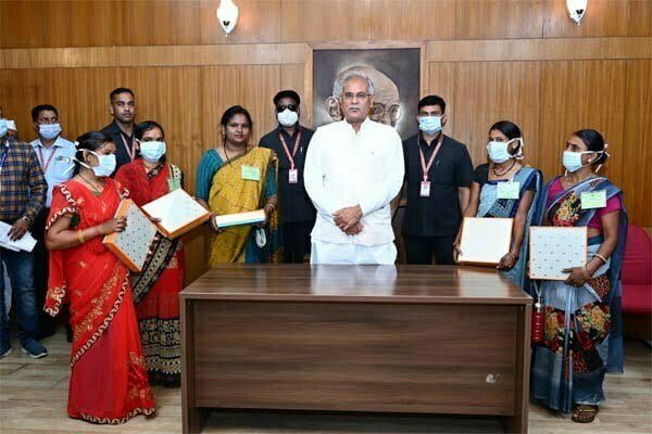मुख्यमंत्री भूपेश बघेल ने गोबर से बजट ब्रीफकेस बनाने वाली दीदियों को किया सम्मानित