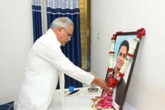 मुख्यमंत्री बघेल ने शोक संतप्त आलोक चंद्राकर और उनके परिजनों को बंधाया ढांढस