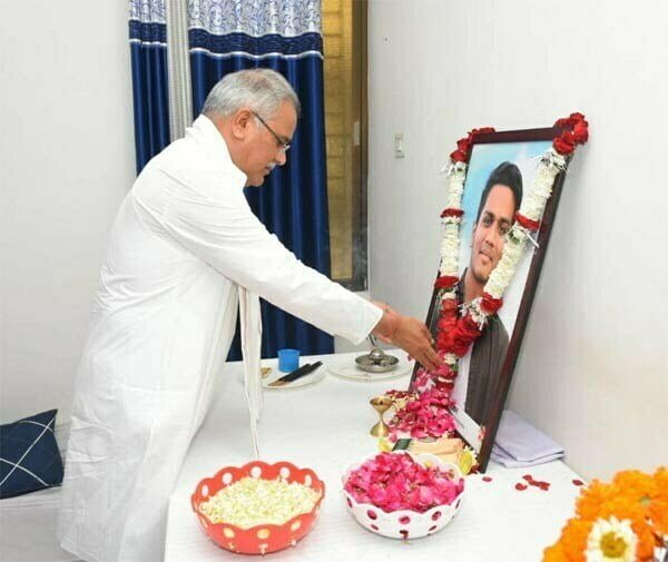 मुख्यमंत्री बघेल ने शोक संतप्त आलोक चंद्राकर और उनके परिजनों को बंधाया ढांढस