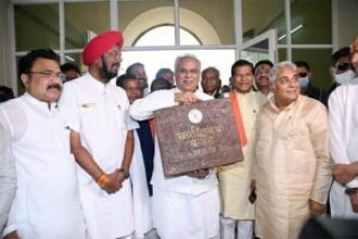 देश में पहली बार गोधन से बने ब्रीफकेस में पेश किया गया बजट