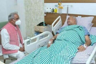 मुख्यमंत्री ने अस्पताल पहुंचकर कृषि मंत्री रविन्द्र चौबे के स्वास्थ्य की ली जानकारी