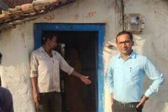 जनदर्शन में आवेदन पर हुई कार्रवाई, विकलांग दंपत्ति को मिला मकान पर पुन: कब्जा