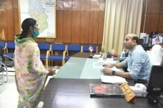 पीडि़त महिला ने कलेक्टर जनदर्शन में लगाया आवेदन, नौकरी लगाने का झांसा देकर महिला से ले लिये 45 हजार, अब कन्नी काट रहा