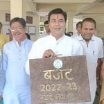 दुर्ग निगम बजट: गोबर से बना सूटकेस लेकर सदन पहुंचे महापौर, कहा- ए दुर्ग हमर हे.. एला सब्बो झन ल मिलके संवारना हे