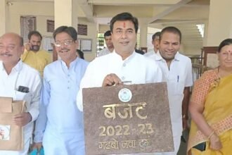 दुर्ग निगम बजट: गोबर से बना सूटकेस लेकर सदन पहुंचे महापौर, कहा- ए दुर्ग हमर हे.. एला सब्बो झन ल मिलके संवारना हे