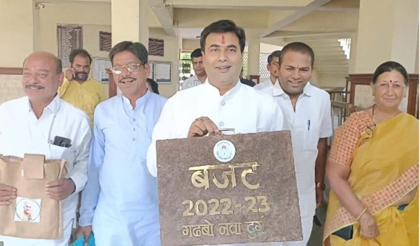 दुर्ग निगम बजट: गोबर से बना सूटकेस लेकर सदन पहुंचे महापौर, कहा- ए दुर्ग हमर हे.. एला सब्बो झन ल मिलके संवारना हे