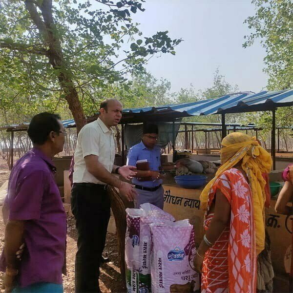 गौठानों की स्थिति का जायजा लेने धमधा पहुंचे कलेक्टर डॉ. भूरे, समूह की बहनों ने मसाले और तेल पेरने के लिए कलेक्टर से मशीन की मांग रखी
