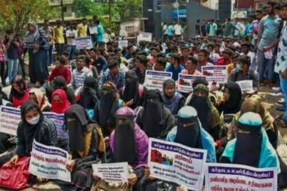 हिजाब विवाद: हिदायत देते हुए सुप्रीम कोर्ट ने तत्काल सुनवाई से किया इनकार, कहा-सनसनी न फैलाएं