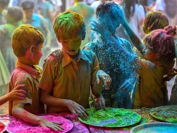 संभलकर मनाएं होली, कोरोना का खतरा बरकरार,जानें डॉक्टरों की राय