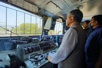 बाल-बाल बची दो ट्रेनें!: 'कवच' ने ट्रेन को 380 मीटर पहले रोका, रेलमंत्री वैष्णव खुद थे सवार, देखें वीडियो