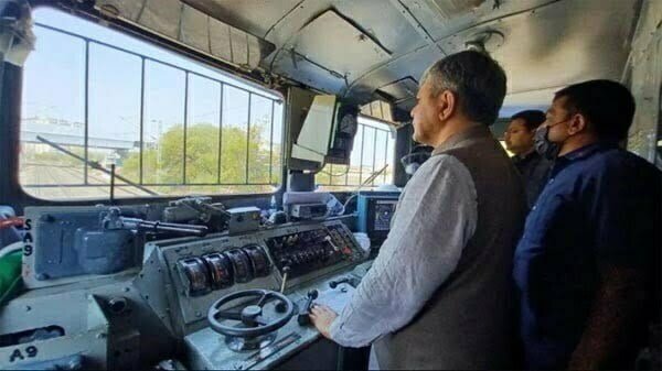 बाल-बाल बची दो ट्रेनें!: 'कवच' ने ट्रेन को 380 मीटर पहले रोका, रेलमंत्री वैष्णव खुद थे सवार, देखें वीडियो