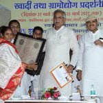 राज्य स्तरीय खादी तथा ग्रामोद्योग प्रदर्शनी में मुख्यमंत्री के हाथों सम्मानित हुए बुनकर और शिल्पकार, कहा-खादी कपड़ा नहीं एक विचार है