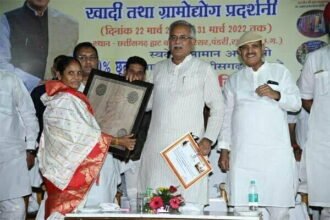 राज्य स्तरीय खादी तथा ग्रामोद्योग प्रदर्शनी में मुख्यमंत्री के हाथों सम्मानित हुए बुनकर और शिल्पकार, कहा-खादी कपड़ा नहीं एक विचार है