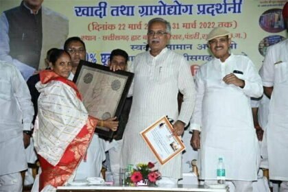 राज्य स्तरीय खादी तथा ग्रामोद्योग प्रदर्शनी में मुख्यमंत्री के हाथों सम्मानित हुए बुनकर और शिल्पकार, कहा-खादी कपड़ा नहीं एक विचार है