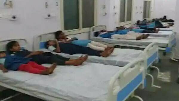 'छिपकली वाली दाल' मिड-डे मील खाने का बाद 54 बच्चे बीमार, सभी अस्पताल में भर्ती