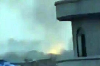 पाकिस्तान में बड़ा धमाका: सियालकोट मिलिट्री बेस पर जबरदस्त विस्फोट, चारों तरफ आग ही आग