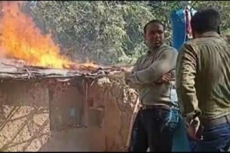 अंबेडकर की प्रतिमा हटाने पहुंचे एसडीएम और तहसीलदार को जिंदा जलाने की कोशिश, ग्रामीणों ने पथराव भी किया