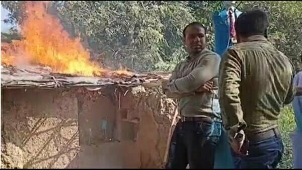 अंबेडकर की प्रतिमा हटाने पहुंचे एसडीएम और तहसीलदार को जिंदा जलाने की कोशिश, ग्रामीणों ने पथराव भी किया