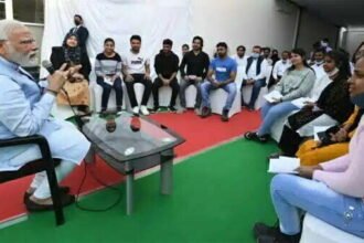 यूक्रेन से लौटे छात्रों से पीएम नरेंद्र मोदी ने की मुलाकात, जाना हालचाल