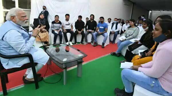 यूक्रेन से लौटे छात्रों से पीएम नरेंद्र मोदी ने की मुलाकात, जाना हालचाल