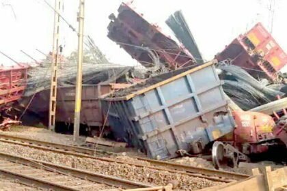 रेल हादसा: दो मालगाडिय़ां भिड़ीं, 18 बोगियां पटरी से उतरीं, कोई हताहत नहीं, कई टे्रने रद्द
