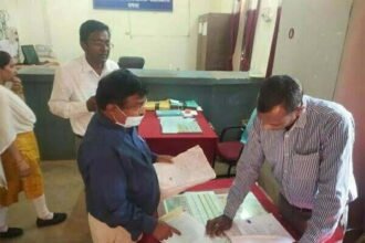 धमधा तहसील के औचक निरीक्षण पर पहुंचे संभागायुक्त, नागरिकों की शिकायत पर सहायक ग्रेड 3 को निलंबित करने दिये निर्देश