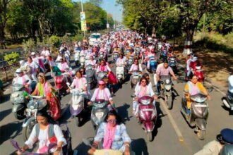 अंतरराष्ट्रीय महिला दिवस सेलीब्रेशन: विधायक देवेन्द्र के नेतृत्व में सैकड़ों महिलाओं ने निकाली स्कूटर रैली