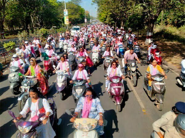 अंतरराष्ट्रीय महिला दिवस सेलीब्रेशन: विधायक देवेन्द्र के नेतृत्व में सैकड़ों महिलाओं ने निकाली स्कूटर रैली