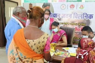 स्वास्थ्य विभाग ने रायपुर में लगाया सियान जतन क्लीनिक, 36 जरूरतमंद मरीजों को वॉकिंग स्टीक व 7 मरीजों को हियरिंग एड का वितरण