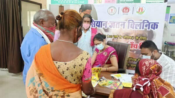 स्वास्थ्य विभाग ने रायपुर में लगाया सियान जतन क्लीनिक, 36 जरूरतमंद मरीजों को वॉकिंग स्टीक व 7 मरीजों को हियरिंग एड का वितरण