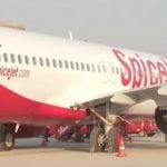 बड़ा हादसा टला: दिल्ली से श्रीनगर जा रही फ्लाइट पुशबैक के दौरान बिजली के खंभे से टकराई, बाल-बाल बचे यात्री