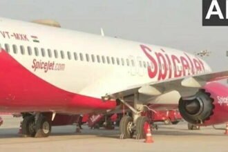 बड़ा हादसा टला: दिल्ली से श्रीनगर जा रही फ्लाइट पुशबैक के दौरान बिजली के खंभे से टकराई, बाल-बाल बचे यात्री