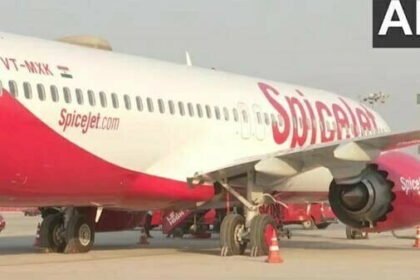बड़ा हादसा टला: दिल्ली से श्रीनगर जा रही फ्लाइट पुशबैक के दौरान बिजली के खंभे से टकराई, बाल-बाल बचे यात्री