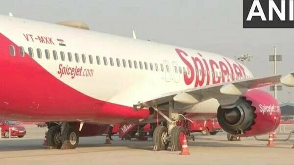 बड़ा हादसा टला: दिल्ली से श्रीनगर जा रही फ्लाइट पुशबैक के दौरान बिजली के खंभे से टकराई, बाल-बाल बचे यात्री
