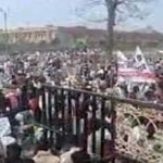 कलेक्टर के खिलाफ आदिवासियों का फूटा गुस्सा, कलेक्ट्रेट का गेट तोड़कर घुसे सैकड़ों प्रदर्शनकारी