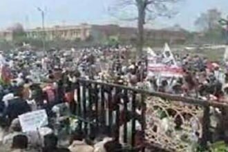 कलेक्टर के खिलाफ आदिवासियों का फूटा गुस्सा, कलेक्ट्रेट का गेट तोड़कर घुसे सैकड़ों प्रदर्शनकारी