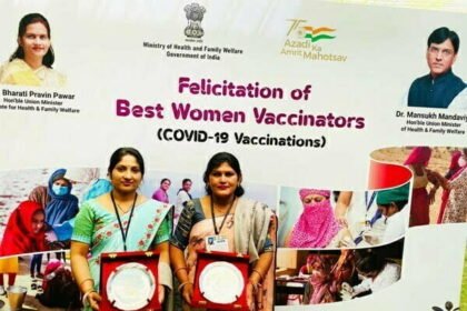 कोविड-19 टीकाकरण के अंतर्गत सर्वाधिक टीके लगाने वाली प्रदेश की दो टीकाकरण कर्मी हुईं सम्मानित